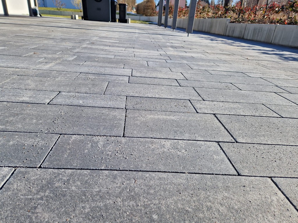 Großflächige graue Rechteckpflasterung in modernem Verband